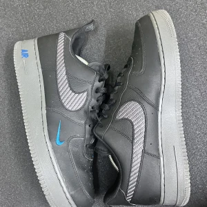 NIKE AF1 44.5 - Skorna är i bra skick då jag ej använt dom mycket. Använder inte dom då dom är lite för stora och därmed tänker jag sälja dom.