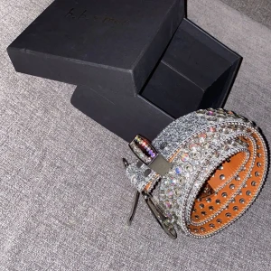 B.B Simon Belt - Säljer ett superglittrigt bälte från b.b. simon! Det är täckt med massor av gnistrande stenar och har en snygg silverfärgad spänne. Perfekt för att liva upp vilken outfit som helst, speciellt på fest! Kommer i originalförpackning. 