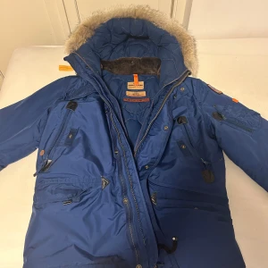 Parajumper - Säljer denna snygga vinterjackan. Den är i väldigt bra skick. Skriv i dm för intresse