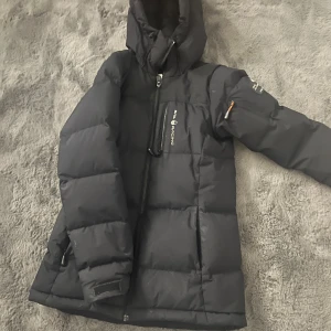 Sail racing jacka  - Sail racing jacka i storlek S. Väldigt bra skick och inga skador. Ordinarie pris är 4000 och säljer för 650.