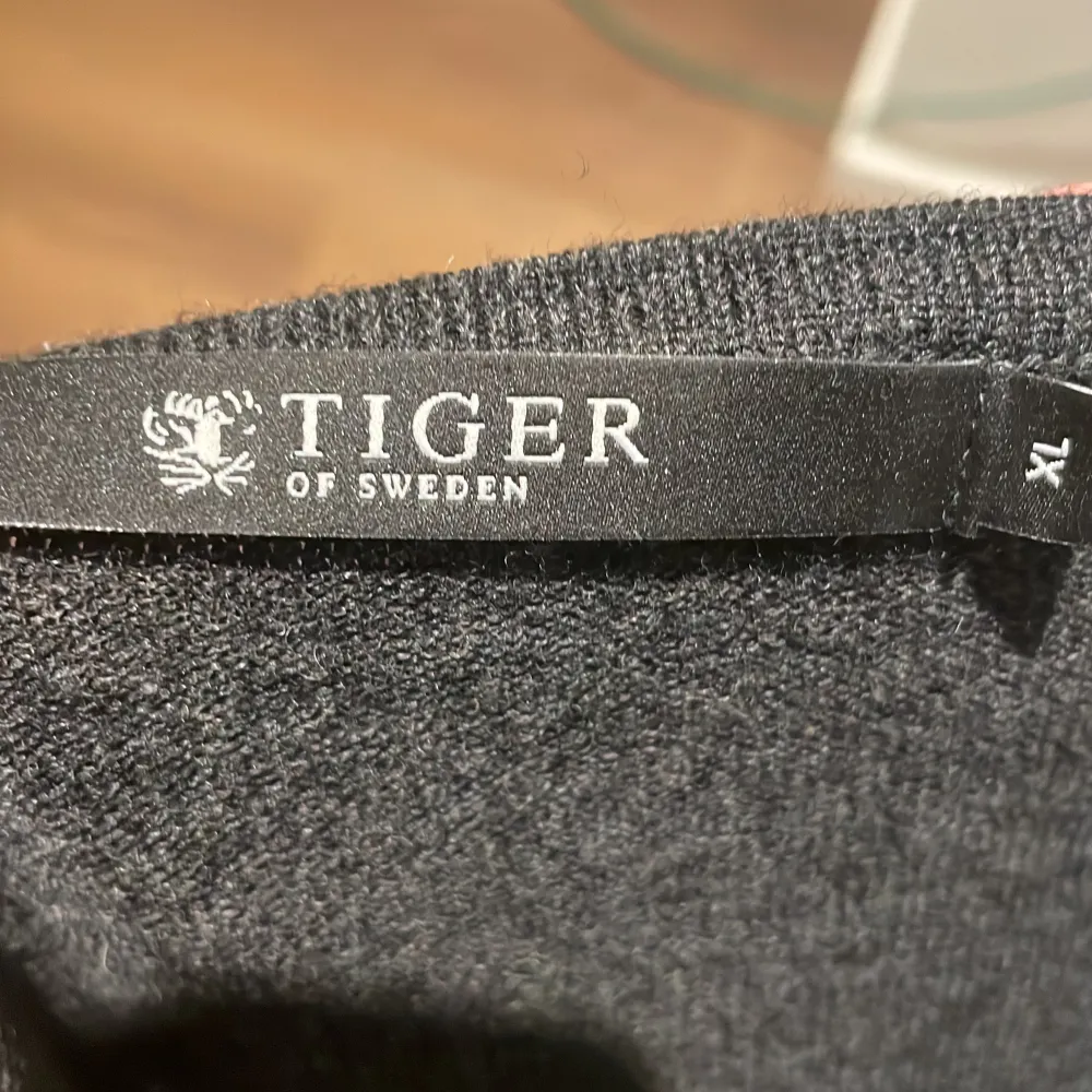 Säljer en stilren svart tröja från Tiger of Sweden i 100% ull. Perfekt för kyliga dagar med sin mjuka och varma känsla. Tröjan har en klassisk design med långa ärmar och ribbade kanter. Passar både till vardags och lite finare tillfällen. 🖤OBS! Sitter som M/L. Skriv vid funderingar! :) PRIS: väldigt generöst pris med tanke på orginalpriset och skicket. Nypris ca 2000‼️. Tröjor & Koftor.