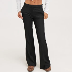 Kostymbyxor - Kostymbyxor från Monki, endast provade. De är storlek 42 men skulle säga att de är väldigt små i storleken då jag vanligtvis har 38 och de är nästan lite för små på mig. De är uppsydda och sitter bra på mig som är 169cm. Nypris 349kr