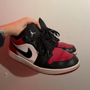 Nike Air Jordans i svart, röd och vit - Säljer ett par Jordan 1 bread toe low i väldigt bra skick efter användning. Små defekter innanför skorna men verkligen inget synligt på utsidan! Priset är inte hugget i sten! Mvh Charlie