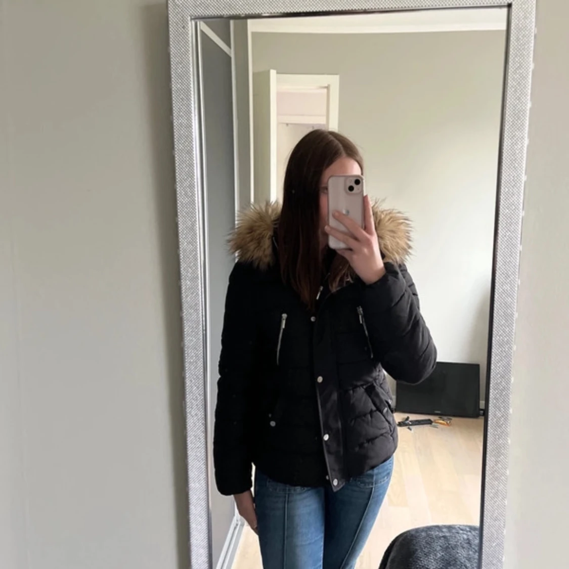 Svart vinterjacka med pälskrage