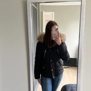 Svart vinterjacka med pälskrage - Säljer en snygg svart vinterjacka med pälskrage. Jackan har dragkedja och knappar framtill. Är använt fåtal gånger så är mycket bra skick. 