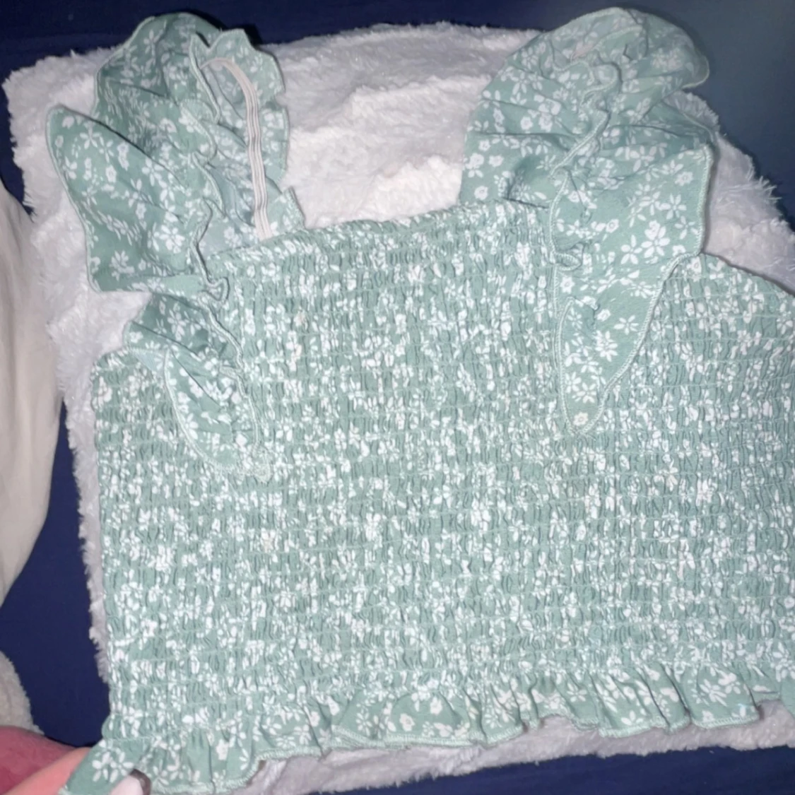 Grön blommig topp med volangdetaljer - 90