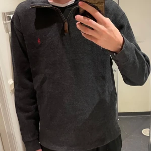 Ralph Lauren half zip - Tjena! Säljer en riktig snygg vintage Ralph Lauren half zip som passar perfekt till vintern. Den är i mycket bra skick förutom en liten fläck i kragen som inte syns när man har på sig den (se bild 3). Jag är 187 och skulle säga att den är lite kort i längden för mig.