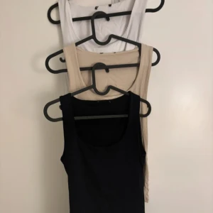 Zara linnen  - Redan nedsatt i pris!  Str S i alla.  Färg: svart, vit och beige Beige helt ny,  vit och svart använt knappt i mycket bra skick