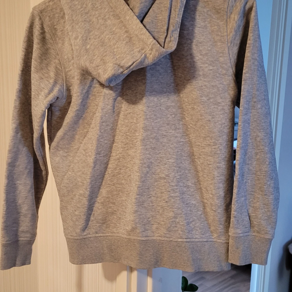 Grå hoodie från GANT - 91