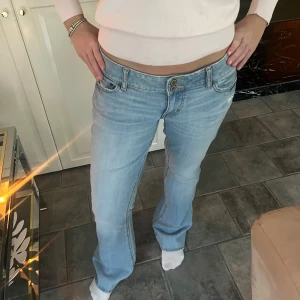Lågmidjade jeans - Jätteee snygga jeans från american eagle. Super fint skick också. Modellen brukar bära S och de va lite stora så skulle säga M! Kom privat för mått eller frågor🥰
