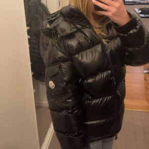 moncler jacka - Säljer en fin moncler jacka som jag köpt från plick för 3300🤍 Det är unisex o storlek 1 eller xs-s som sitter lite större på mig som är runt 160. Som nyskick, inga defekter alls och inte något tecken på användning, vet dock inte om den är äkta då förra ägaren inte kunde bekräfta det till 100% och därav priset,  men den går att skanna på båda ställena och ser äkta ut vilket gör att jag tror den är äkta, skriv för fler bilder/information. Säljer då jag tyckte den satt för stort för min smak💕