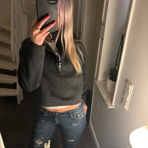 Svart hoodie från Nike - Säljer denna supersnygga svart tröjan från Nike i mycket bra skick. Den har en dragkedja vid halsen och en cool, sportig stil. Perfekt för höst och vår, och den är superbekväm med en normal passform. Passar perfekt till jeans eller träningsbyxor!💕💕💕