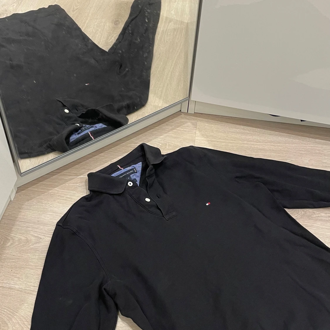 Svart pikétröja från Tommy Hilfiger