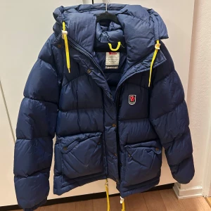 Fjällräven Down Expedition Lite - Fjällrävenjacka i modellen Down Expedition Lite (tjejmodell), storlek XS! Har använts i 3 vintrar men är i superbra skick! Inga hål eller liknande. Köpt för 7.000 kr på naturkompaniet :)