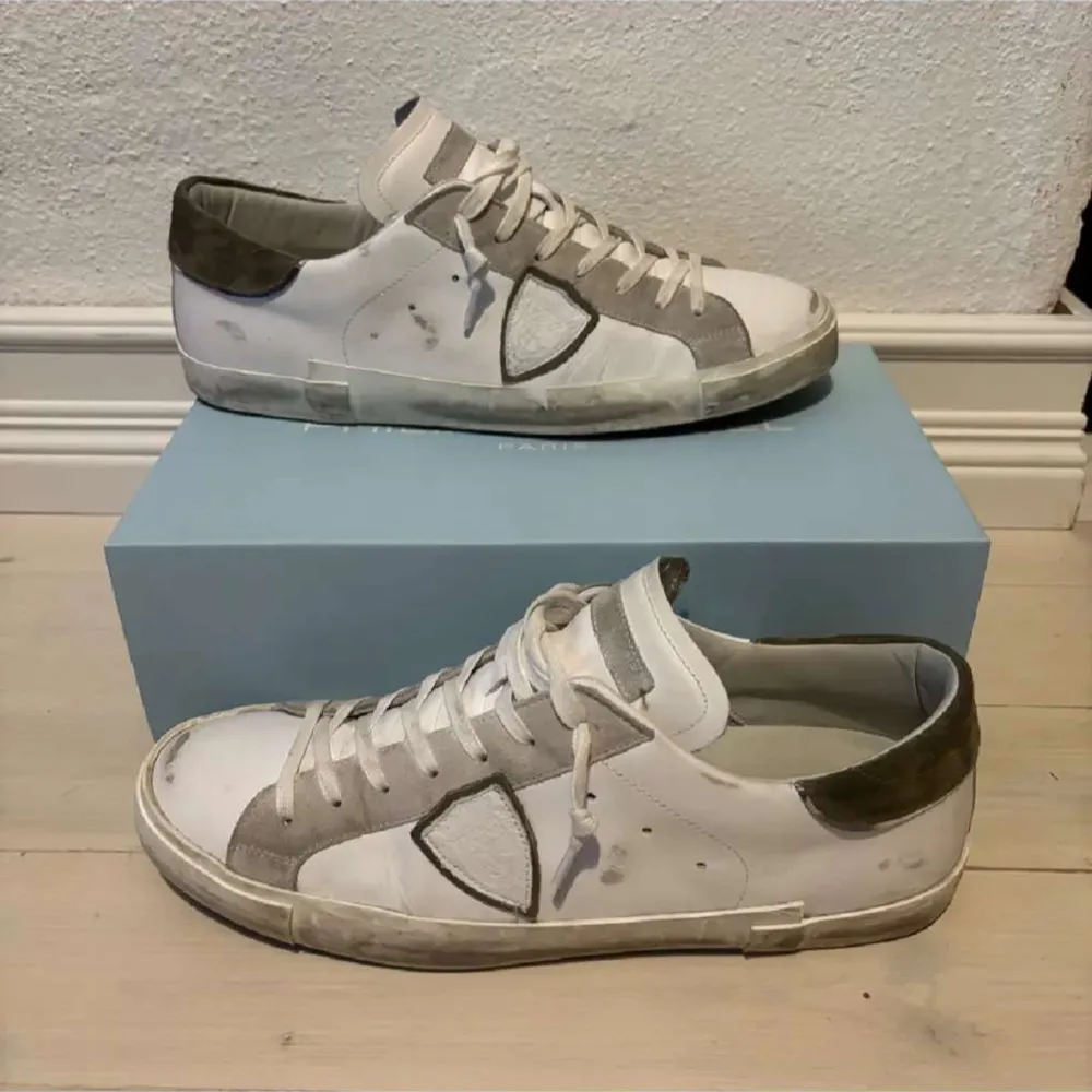 Säljer ett par vita Philippe Model sneakers i bra skick. De har grå detaljer och snörning. Perfekta för en avslappnad stil och passar till de flesta outfits. Mockan bak på skorn är i färgen olivgrön. Köpta för 3700. Skriv vid funderingar🤍. Skor.