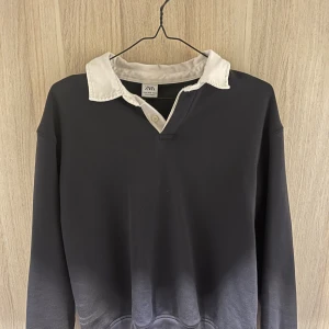 Sweatshirt med vit krage från Zara - Säljer en stilren tröja från Zara med en snygg vit krage. Tröjan har en v-ringad design och långa ärmar, perfekt för både vardag och lite mer uppklädda tillfällen. Den är i bra skick och passar perfekt till höst- och vintergarderoben.