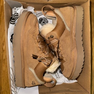 Bruna UGG lowmel  - Säljer ett par snygga bruna UGG lowmell i mycket bra skick. De är endast använda en gång och sälj för att de är för små. De har en mysig pälsfodring och är gjorda av mocka och syntetmaterial. Snören finns kvar, allt som kom med finns kvar. Mycket fina och sköna vinterskor. Pris kan diskuteras vid snabb affär. 
