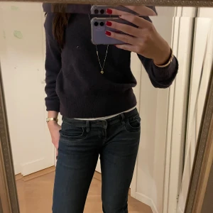 Lila stickad tröja - Så skönt material och inte stickig alls! Tröjan är från bikbok och storlek S. Passar dock mig som ofta har M. Jätte mysig nu till vintern. Säljer pga att jag redan har så många tjock tröjor. Bra längd i armar det är bara upp kavlade på bilderna!