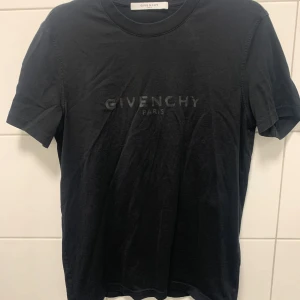 Givenchy Paris t-shirt - Reflekterande logotyp