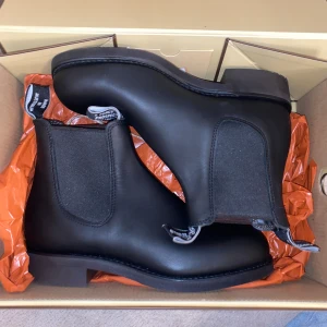 R.M. Williams skor - Säljer ett par fräscha oanvända R.M. Williams skor, modell: Gardener. Köptes som en present men de vart tyvärr för stora.   Nypris : 5950 kronor 