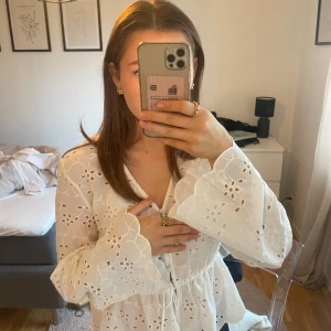 Vit blus med broderi, rosett och knappar🤎 - En jättesöt vit blus från pieces!! Med broderi, knappar och rosett man kan dra åt för att få en finare passform på tröjan! Endast använd en gång - storlek xs