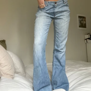 Lågmidjade jeans från Levi's - Sååå snygga men för stora för mig tyvärr. De är i bra skick med två små slitningar på bakfickan vilket inte märks av så mycket 🩵🩵