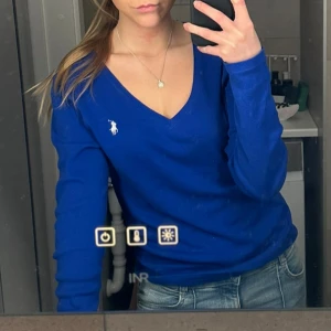 Ralph Lauren tröja  - Säljer denna blå Ralph lauren långärmade tröjan, strl M men sitter mer som en S. Fint skick och utan defekter då den är använd ett fåtal gånger. 