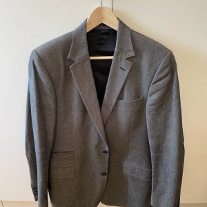 Vintage jeanskavaj - Säljer en stilig vintage jeanskavaj i mycket fint skick!  Storlek: 52/54  Stilren, rejäl, unik och elegant kavaj.  Säljs även som auktion på Tradera för den som hellre vill handla där, sökord: "Vintage jeanskavaj”. Utropspris: 250 kr. Auktionen avslutas 2024-11-12 kl 20.40  Titta gärna även på mina andra annonser, samfrakt kan ordnas!