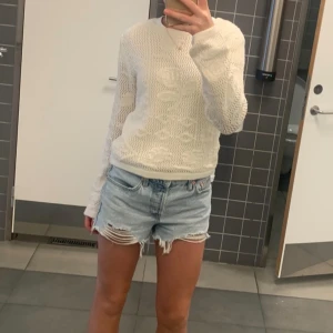 Beige stickad tröja  - Ljus beige stickad tröja med typ mönster i. Använd två gånger så väldigt fint skick. Lägger till mer bilder snart och skriv för mer eller frågor. Blir inte genomskinlig 