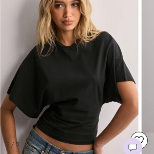 Nelly topp - Så fin topp med indragen midja från Nelly som är köpt för bara några dagar sen! Den är aldrig använd så i nyskick🤩storlek M men passar s också. nypris runt 300 och säljer för 170 + frakt 