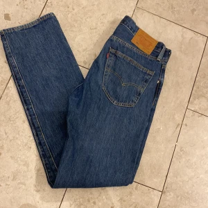 Levi's 501 jeans - Säljer ett par klassiska Levi's 501 jeans i blå denim. De har en rak passform och är i mycket bra skick.  