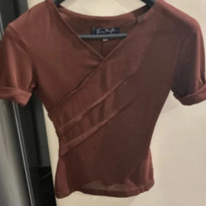 Thierry Mugler tröja stl S - Trendigt brun tröja från Thierry Muglers serie Active i stl S. 