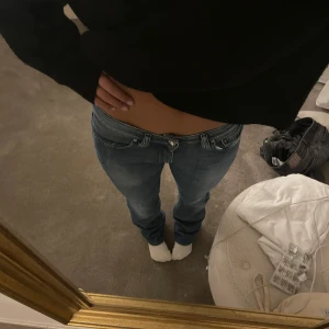 Blå jeans i bootcut-stil - Säljer ett par snygga blå jeans i bootcut-stil. De är perfekta för en avslappnad look och passar till det mesta. Lågmidjade och najs passform! Perfekta för både vardag och fest! 