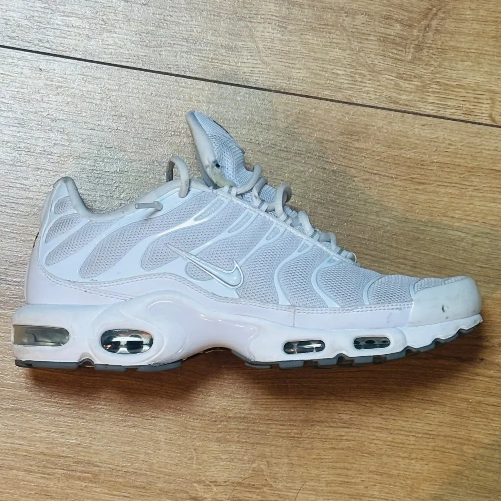 Säljer mina Nike Air Max Plus i storlek 43 då de inte alls har kommit till mycket användning. Dom är köpta i Nike’s hemsida (nypris 2200kr). Priset kan diskuteras vid snabbt köp.. Skor.