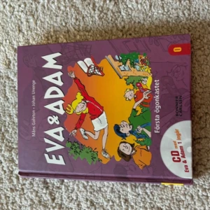 Eva & Adam: Första ögonkastet - Den här boken är en del av serien 'Eva & Adam' och heter 'Första ögonkastet'. Omslaget är lila med en tecknad bild av karaktärerna som spelar basket. Boken är skriven av Måns Gahrton och Johan Unenge. Den innehåller även en CD med titeln 'Eva & Adam i ljudet'. Perfekt för ungdomar som gillar roliga och romantiska berättelser. Säljer fler böcker, kolla min profil! 