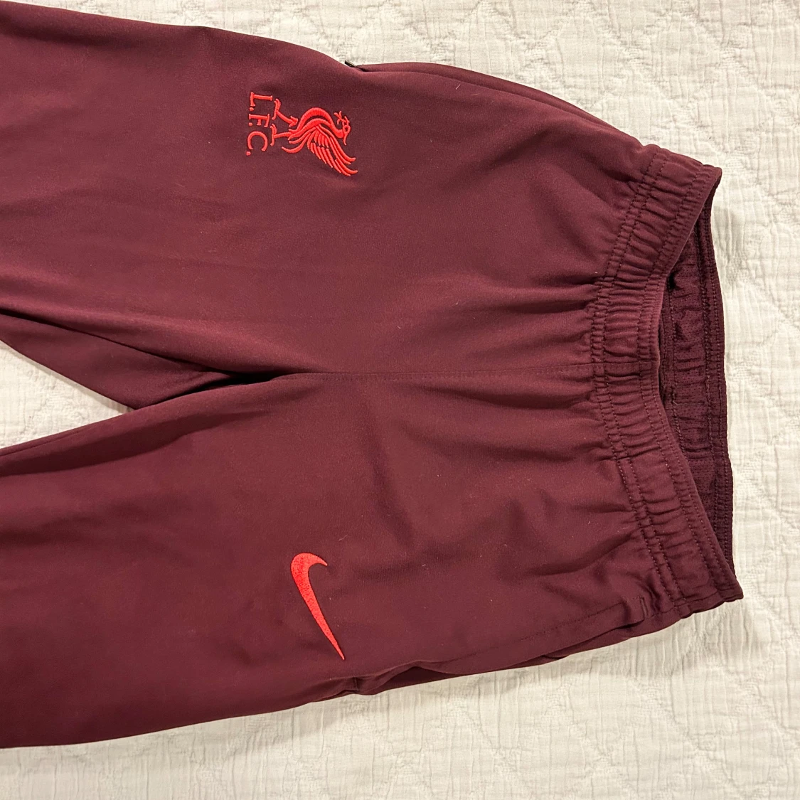 Vinröda LFC träningsbyxor från Nike - 90