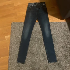 Replay byxor mörkblå  - Säljer ett par mörkblå jeans från Replay i mycket bra skick