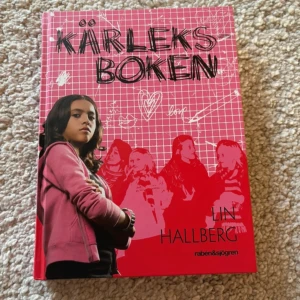 Kärleksboken - Säljer 'Kärleksboken' av Lin Hallberg. Boken har en rosa omslag med en tonårstjej i en rosa hoodie och tecknade hjärtan i bakgrunden. Perfekt för dig som gillar ungdomsromaner om kärlek och vänskap. Boken är i gott skick och redo för en ny läsare! Säljer fler bockar, kolla min profil! 