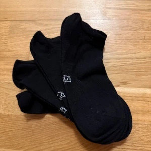 Svarta strumpor 36-39  - Säljer ett par svarta strumpor i nytt skick. Perfekta för vardagsbruk eller träning. De är mjuka och bekväma, och passar till det mesta i garderoben. Ett måste för alla som gillar enkel och stilren design.