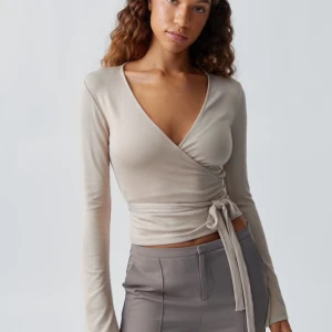 Gina wrap top  - Aldrig använd endast provad, säljer jätte populära Gina wrap toppen i storlek s med lappen kvar