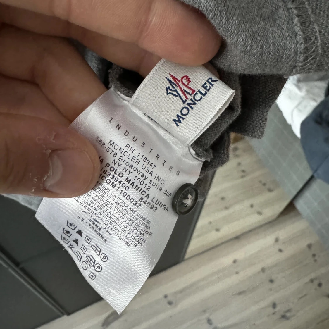 Grå pikétröja från Moncler - 90