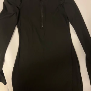Klänning  - Svart klänning storlek M, dragkedja vid bröstet. Bra skick använd några gånger. Köparen står för frakt. 
