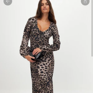 SÖKER DENNA KLÄNNING I STORLEK 46!!!!!!!!!!!!! - Snygg leopardmönstrad långklänning med långa ärmar. Perfekt för en kväll ute eller en fest. Klänningen har en tight passform som framhäver figuren och ger en elegant look. Kombinera med klackar och en stilren väska för en komplett outfit.
