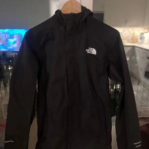 THE NORTH FACE JACKA - Säljer min svarta The North Face jacka . Säljer då jag knappast använder den längre och vill att den kommer till användning av någon som behöver den. Jackan är i ett jättebra skick och knappast använd. Jackan är i storlek S.🧥 Vid intresse eller frågor, tveka inte på att skriva 😊 Priset kan diskuteras🏷️💸  