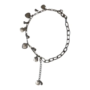 Silverfärgat armband med hjärtan och kulor - Säljer ett superfint silverfärgat armband med små hängande hjärtan och kulor. Armbandet har en kedjedesign och är perfekt för att ge en extra touch till din outfit. Passar både till vardags och fest!