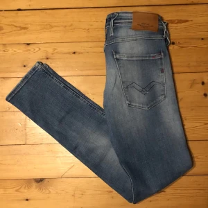 Replay Anbass - Replay Anbass Jeans - Pris: 499kr - Storlek: W31 L34 - Bra skick utan defekter 9/10 - Hör av er för mer information!