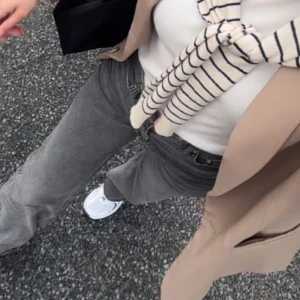 Grå jeans i rak modell - Säljer ett par snygga grå jeans i rak modell och sköna. De är högmidjade, använd 1 gång. Jag är 173cm.