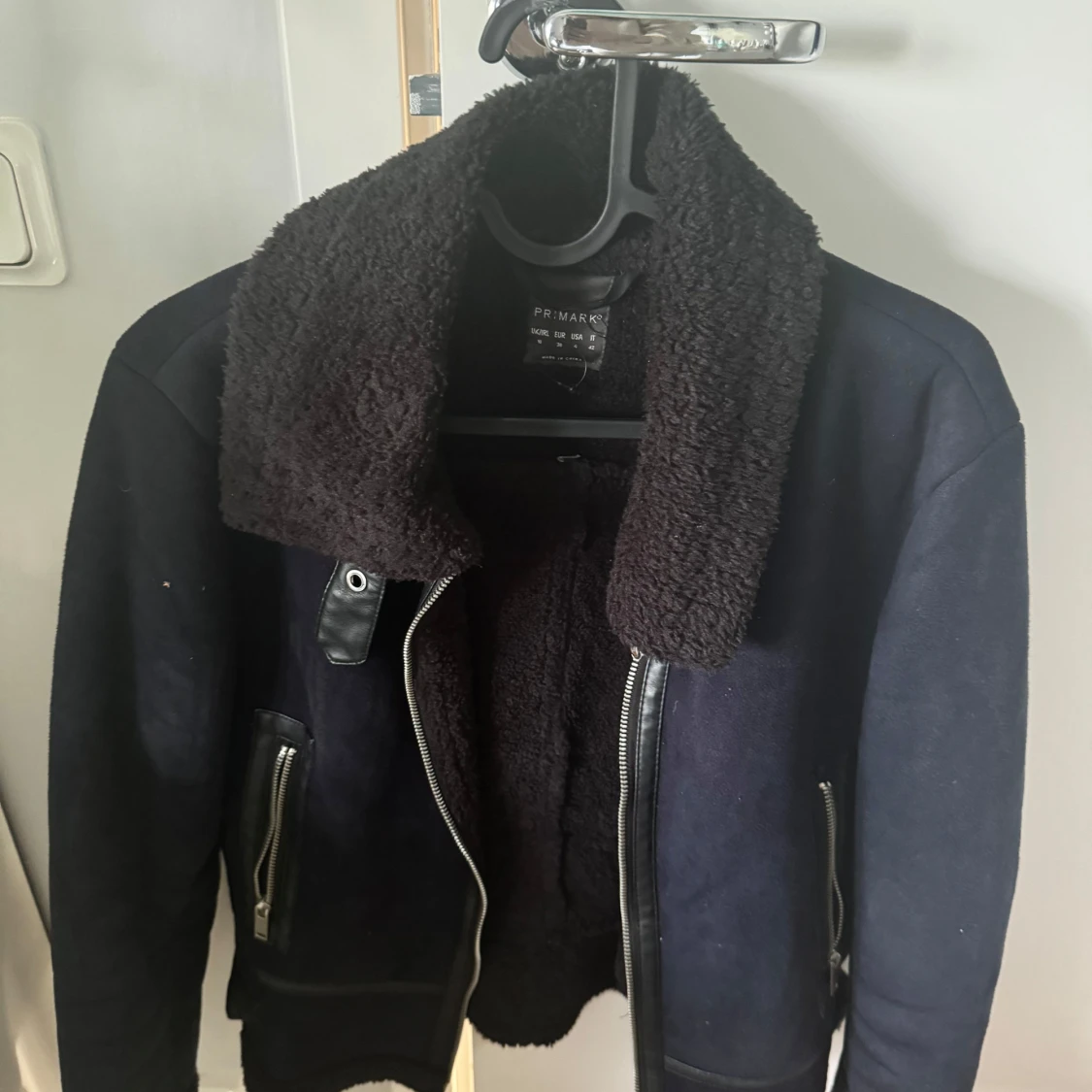 Svart jacka med teddyfoder från Primark