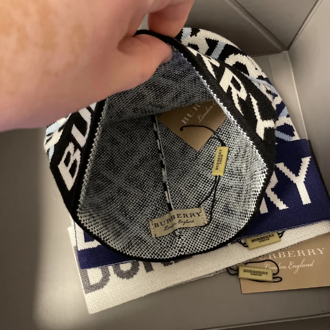 Mönstrad mössa från Burberry - 93