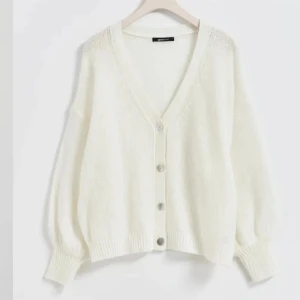 Vit stickad kofta Ginatricot - Säljer en superfin vit stickad kofta. Lite skada på knapp (va så när jag köpte den) därav priset. Orginalpris 499. Knappt använd. 